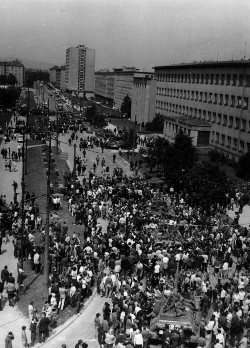 Brněnská Kounicova ulice před vojenskou akademií 21.8.1968 na fotografii Jana Krumla
